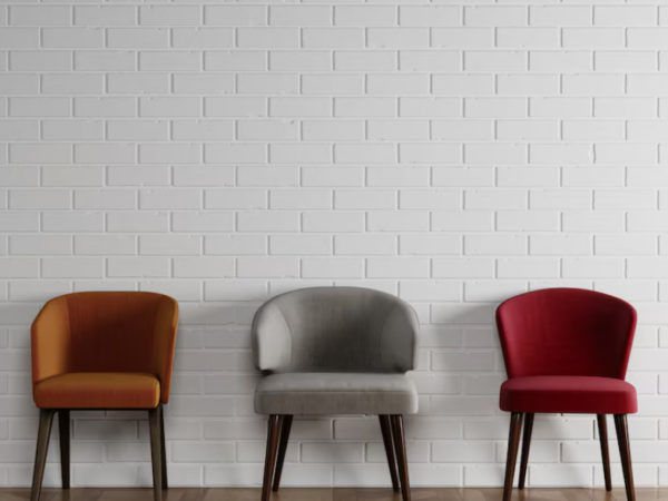 Cadeira de plástico ou cadeira Charles Eames: qual escolher?